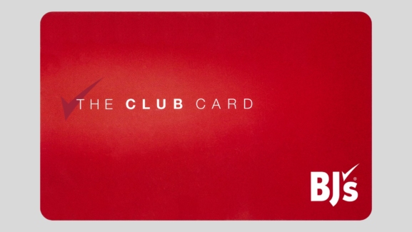 BJ’s Wholesale Club storefront with shopping carts and members entering, representing BJ’s Membership perks in 2025.